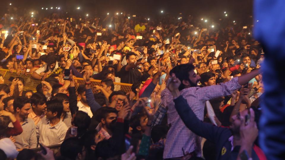 Broken barricades and uncontrollable crowds stop Diljit Dosanjh’s