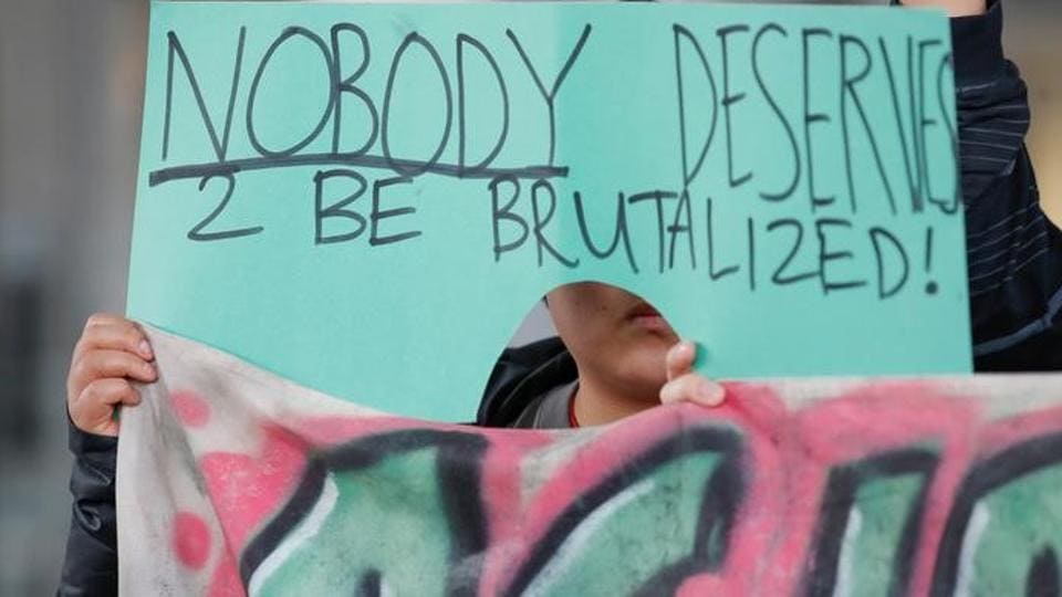 Vietnamese call for boycott of United Airlines after passenger dragged