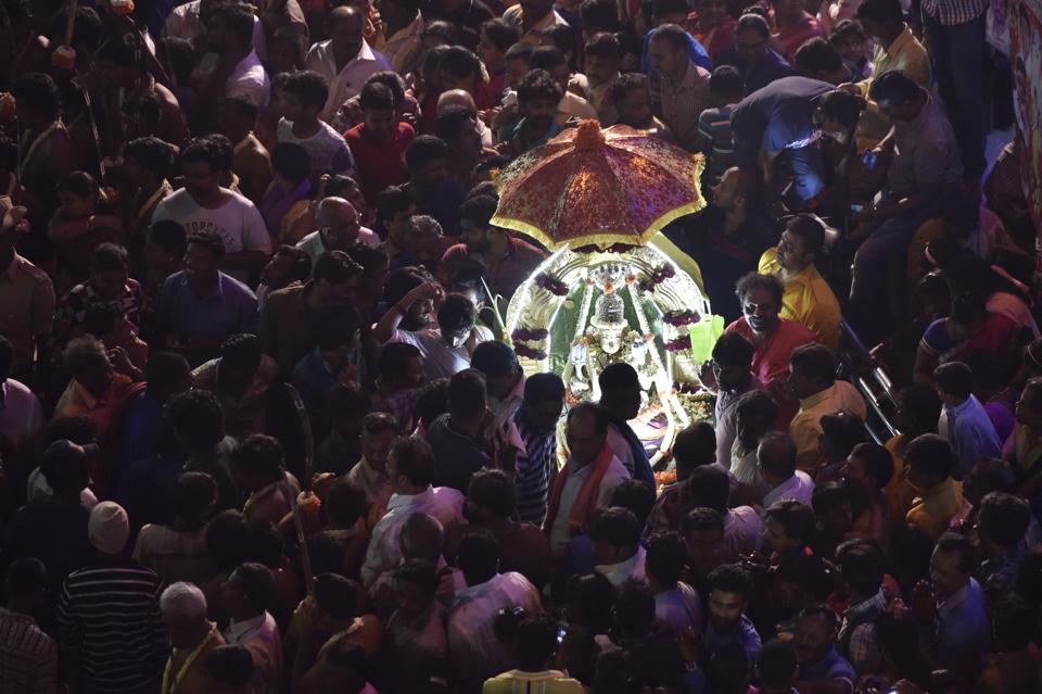 Devotees from the Thigala community performing rituals on the occasion of Karaga at Dharmaraya Swamy Temple in Bengaluru. (Arijit Sen/HT Photo) Devotees from the Thigala community performing rituals on the occasion of Karaga at Dharmaraya Swamy Temple in Bengaluru. (Arijit Sen/HT Photo)