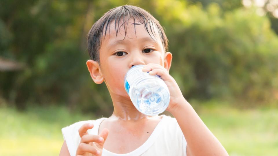 Plain water or sports drinks? This is what experts say is best for ...