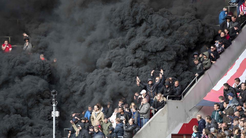 Giant smoke bombs burst in PSV Eindhoven v AFC Ajax Eredivisie football  match, video