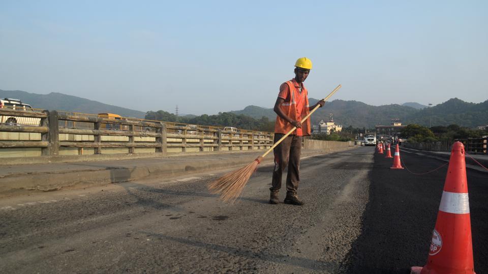 how-much-extra-fuel-do-bad-roads-guzzle-study-in-delhi-ncr-to-find-out