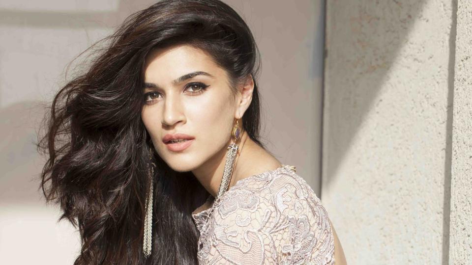 Kriti Sanon is observing journalists to prepare for Arjun Patiala with  Diljit Dosanjh | Bollywood - Hindustan Times