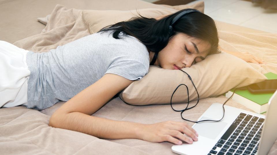 Dear students, studying late into the night may bring down your scores.  Here's how | Health - Hindustan Times