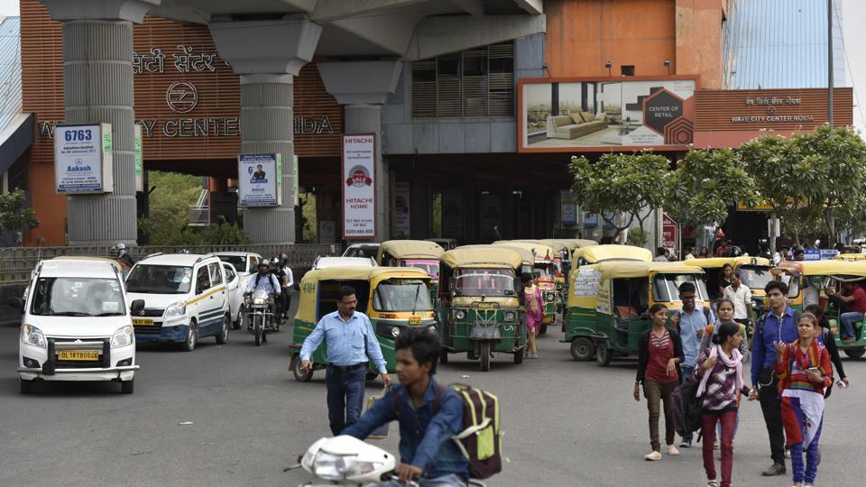 Noida’s major intersections congested, commuters face inconvenience