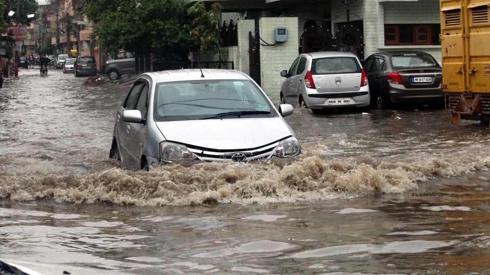 Gurgaon: Waterlogging continues in many areas - Hindustan Times