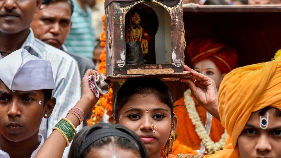 Mumbai celebrates Aashaadhi Ekadashi, devotees throng Vitthal Rukmini temple.  Hindustan Times