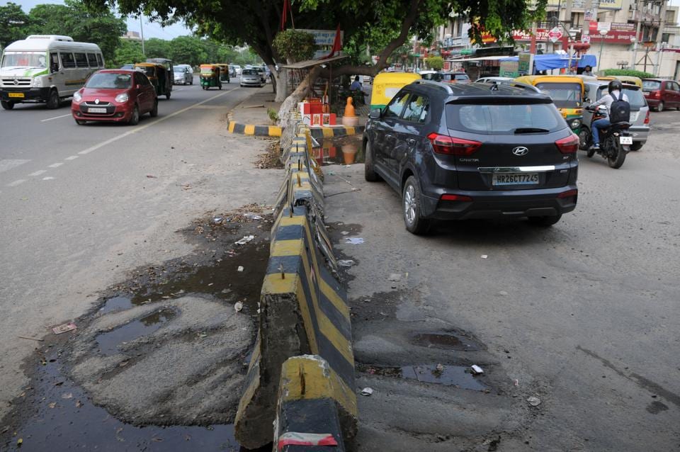 Traffic snarls after Uturn near Unitech Cyber Park in Gurgaon blocked