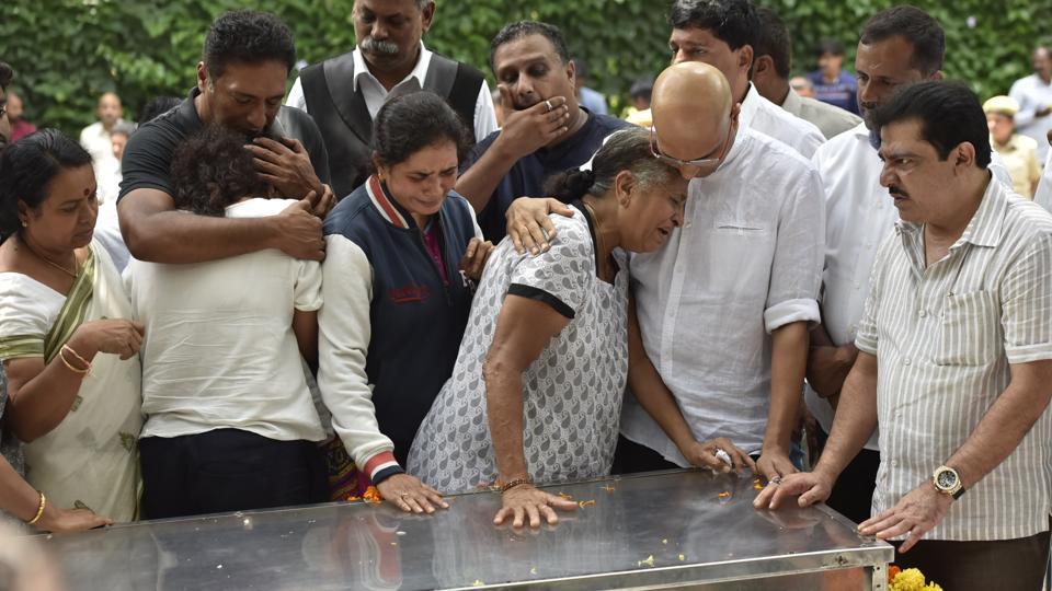 State funeral for Gauri Lankesh, K'taka CM orders SIT probe as protests erupt | Latest News India - Hindustan Times