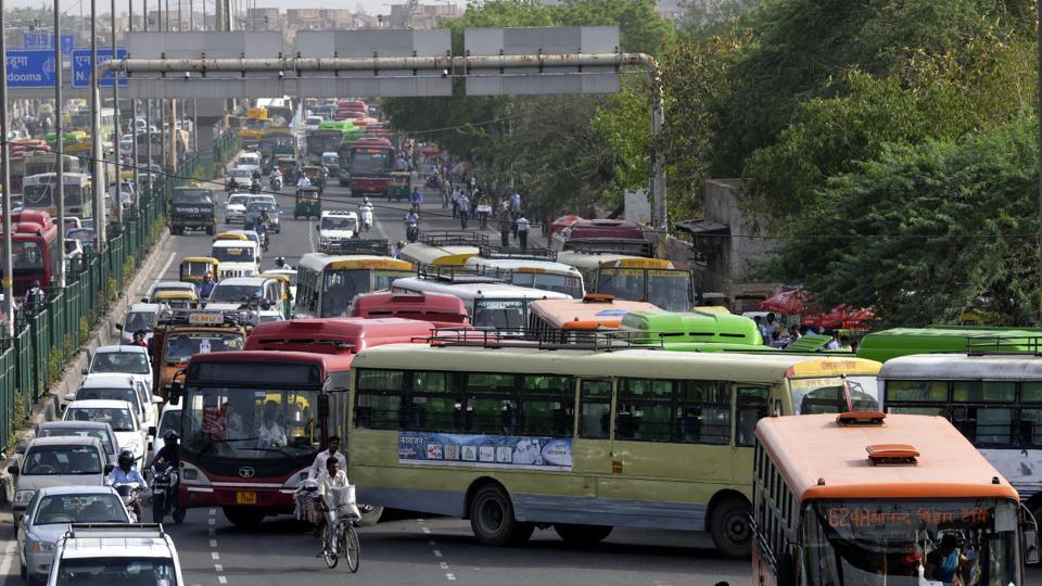 Traffic Jam in Delhi: Heavy jam on Noida-Delhi border, problems increased due to closure of Ashram flyover