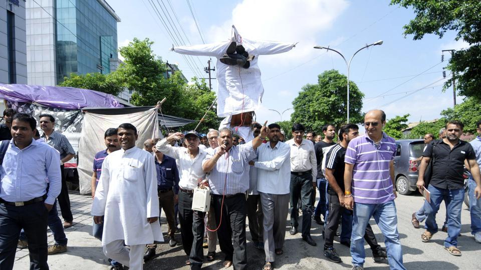 Greater Noida Amrapali Flat Buyers Keep Up Pressure With Protests Hindustan Times