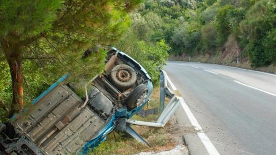 Two dead as car falls into ditch on PuneMumbai expressway after driver