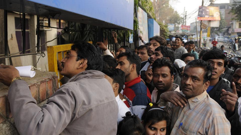 Cash crunch, long queues, frayed nerves: Tracking the first 10 days of ...
