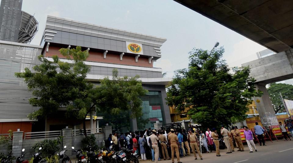 I T Officials Continue Raids On Sasikala S Aides For 3rd Straight Day Hindustan Times She was a close aide of j. hindustan times