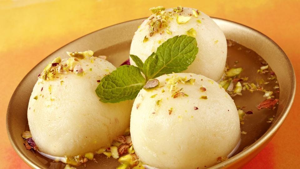 Food vendor's 'rasgulla roll' divides netizens. Here's why | Trending -  Hindustan Times