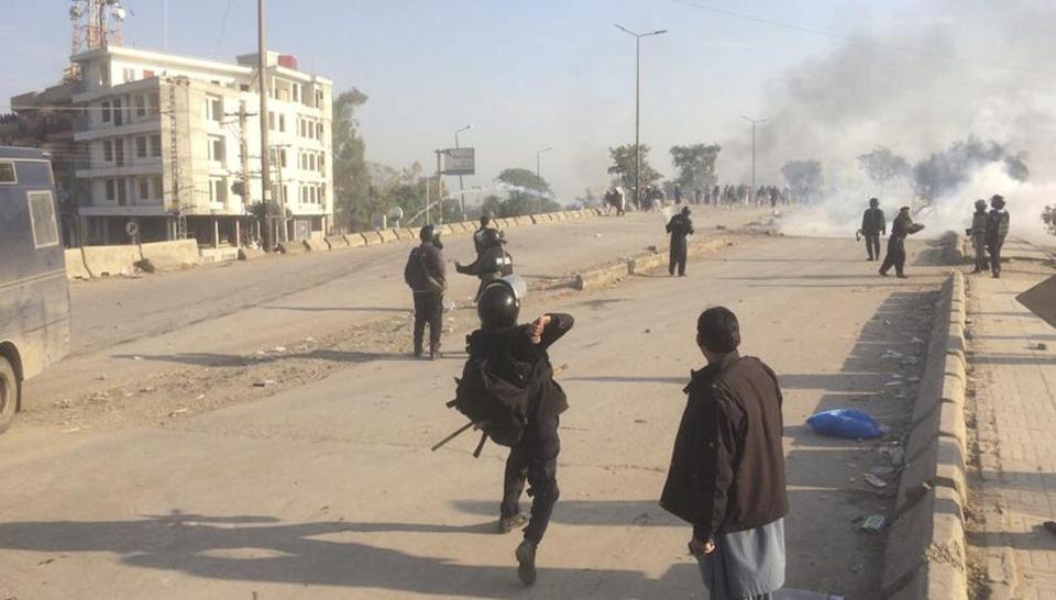 Pakistan police fire rubber bullets to disperse Islamist sitin World