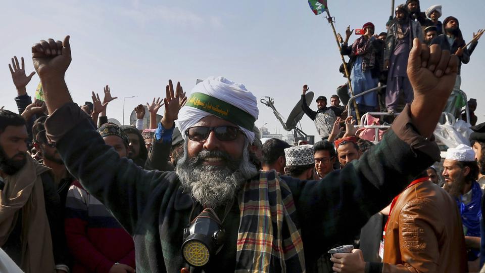 Pakistan govt gives in to Islamist protesters, minister quits | World ...