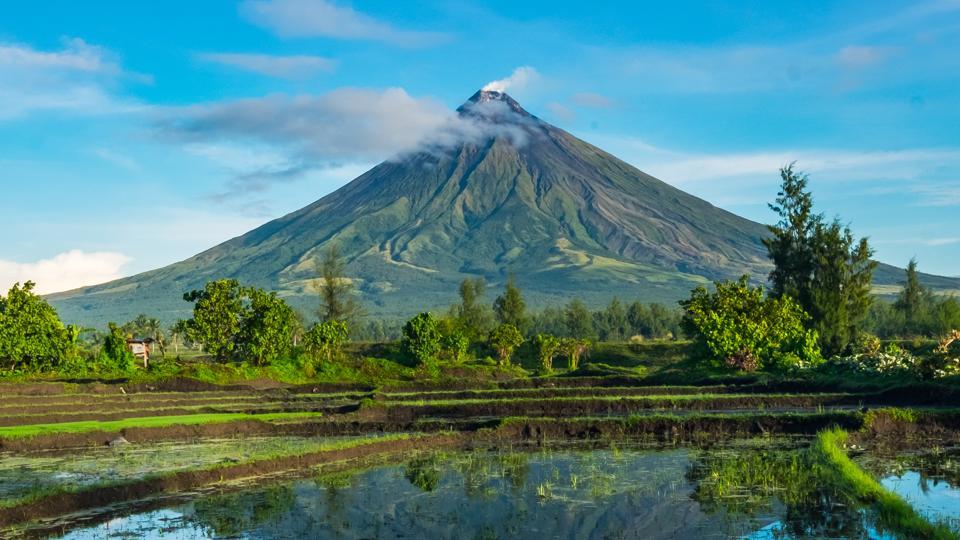 Ash Eruption From Mayon Volcano In Philippines Triggers Evacuation World News Hindustan Times 3660