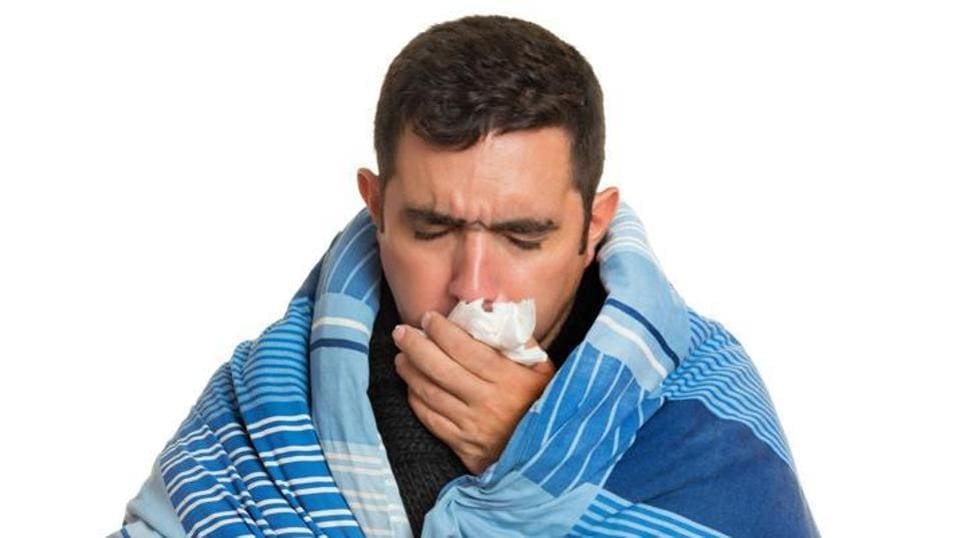 Спортсмен простудился начался. Больной человек картинки кашель. Больной простудой. Зябкий худой мужчина с больным горлом.