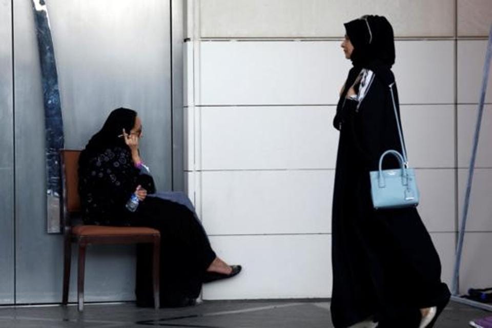 Новолуние в саудовской аравии. Саудовская Аравия абайя. Саудовская Аравия женщины. Саудовская Аравия женская тюрьма. Тюрьма в Саудовской Аравии.