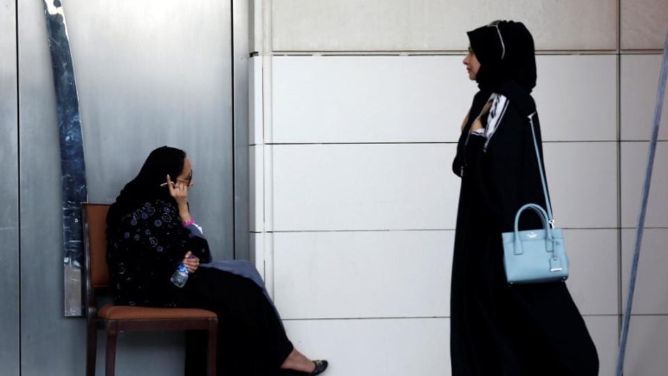Abaya not necessary attire for Saudi women: Senior cleric