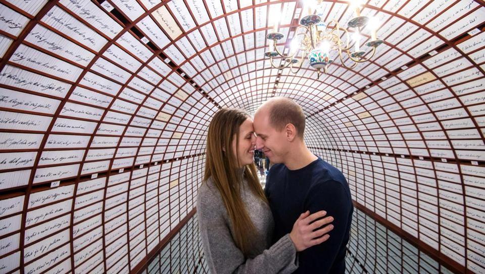 FOTKY: Páry vkladajú Valentína do Banky lásky na Slovensku