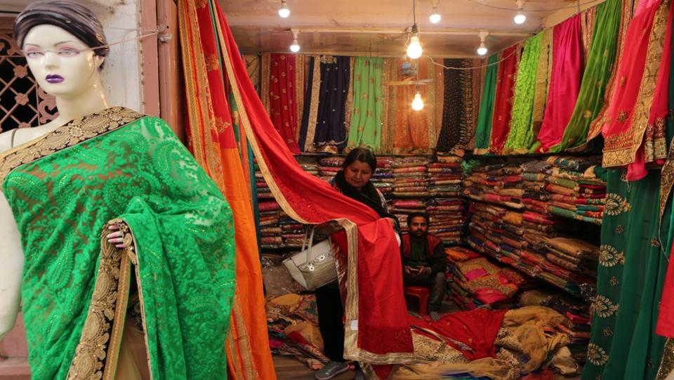 Wedding Shopping In Delhi Check Out The Inderlok Thursday Market Hindustan Times Not only famous for authentic handicrafts and handlooms but you can spot some varieties of bangles too.