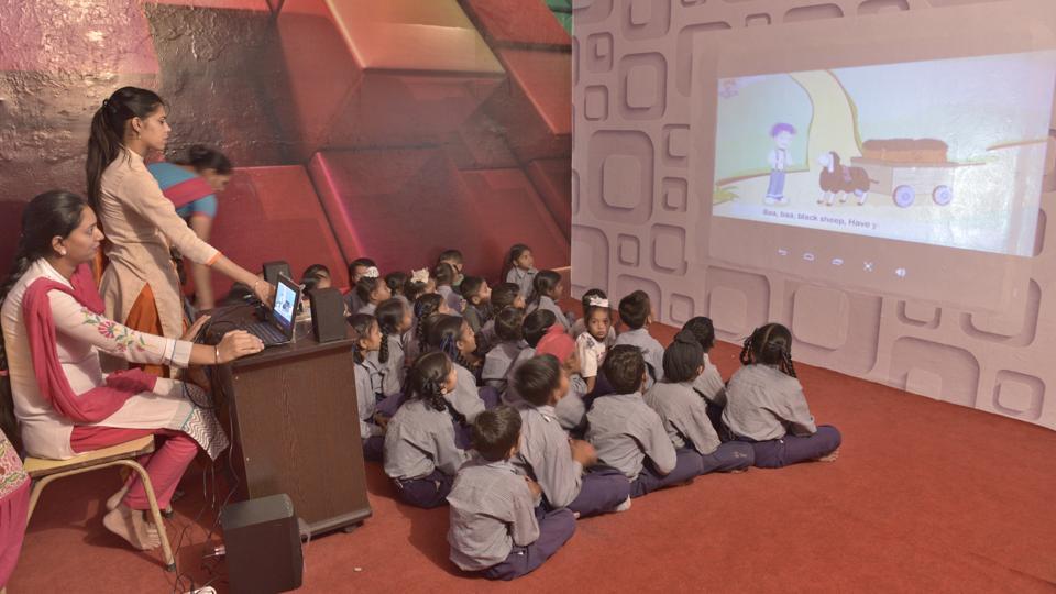 K'taka to launch 2,500 smart classrooms, distribute 1.55 lakh tablets on June 23 (Gurpreet Singh/HT)