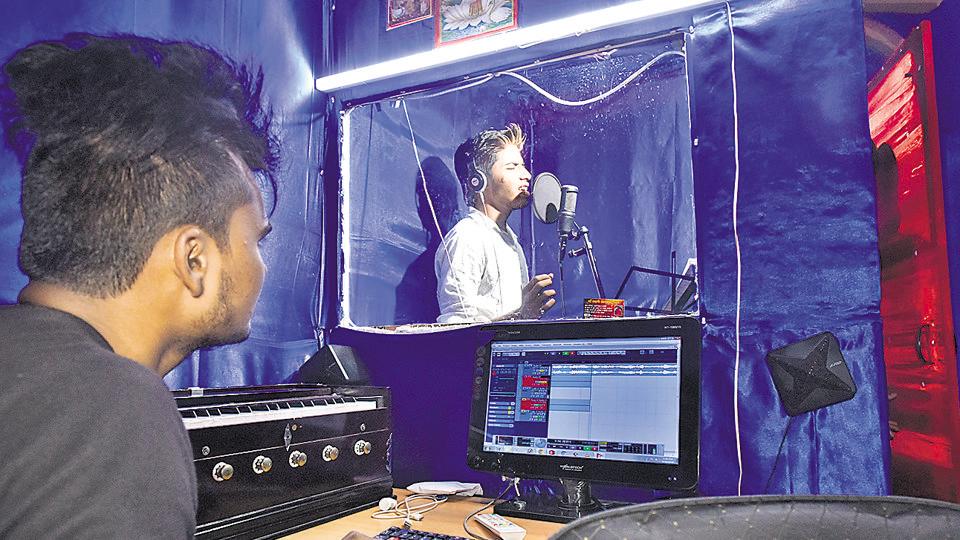 Starry dreams fuel Bhojpuri music in Delhi | Latest News ...