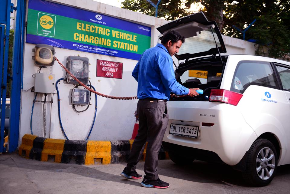 A robust city-wide strategy for charging is crucial to overcome this anxiety of range.&nbsp; (Mint Photo)