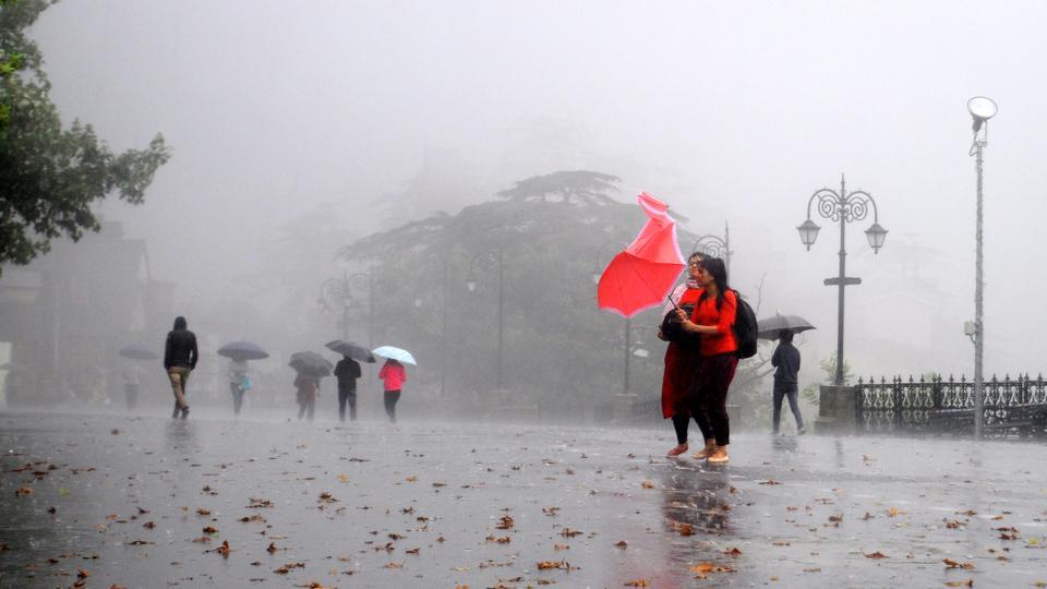 Rain, fog disrupts traffic in Shimla, flights cancelled - Hindustan Times