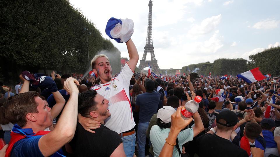 This photo of a celebrating Macron captures the excitement of France's World  Cup win.