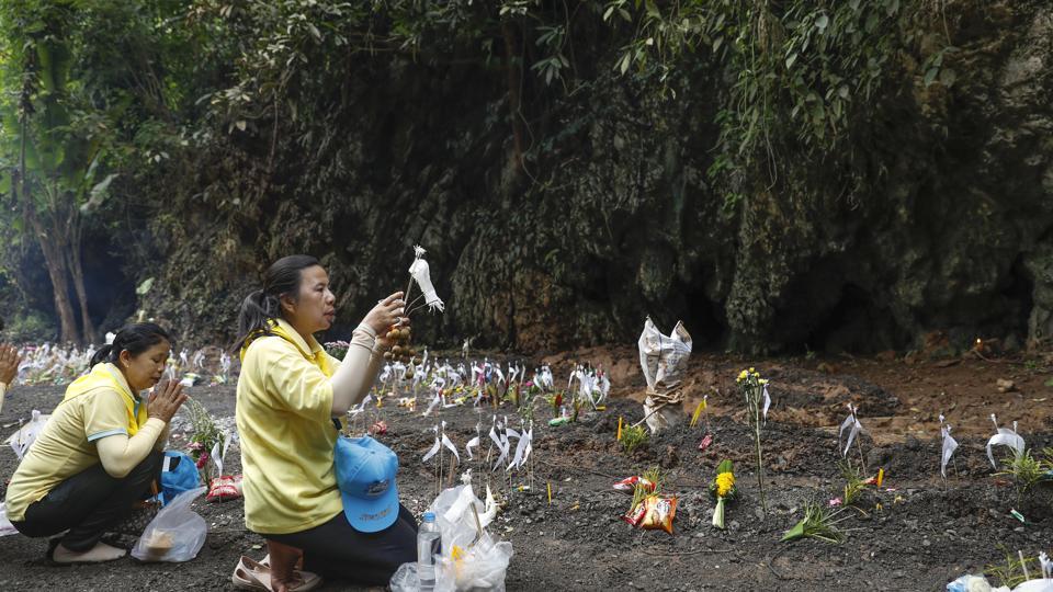 Thais thank benevolent spirits, deities for saving boys inside cave