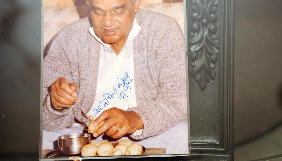 Kolkata Family Remembers Vajpayee As A Lover Of Phuchka Macher Jhol And Umrao Jaan Hindustan Times Clean, cut and take off fish head.