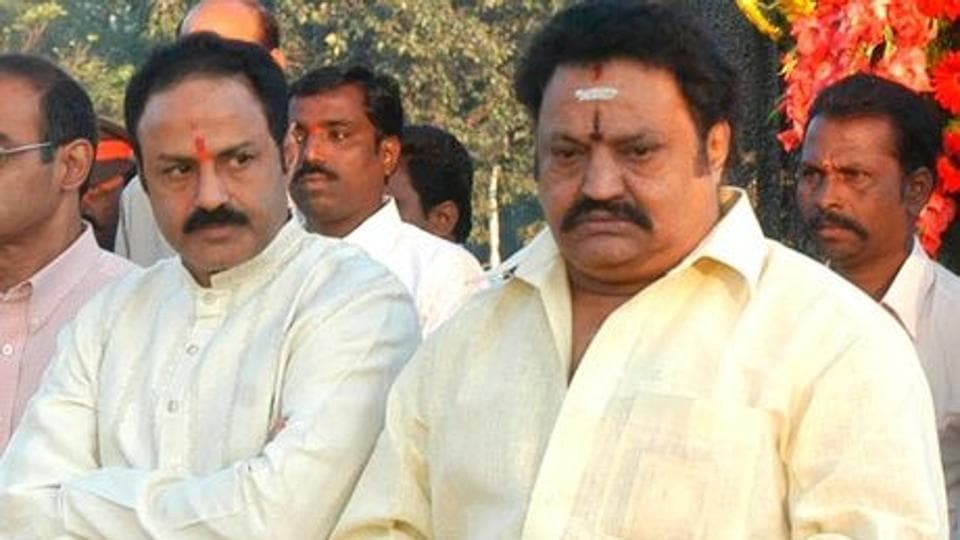 Nandamuri Balakrishna pays last respects to late brother Harikrishna, final  rites to be held on Thursday. Watch videos - Hindustan Times
