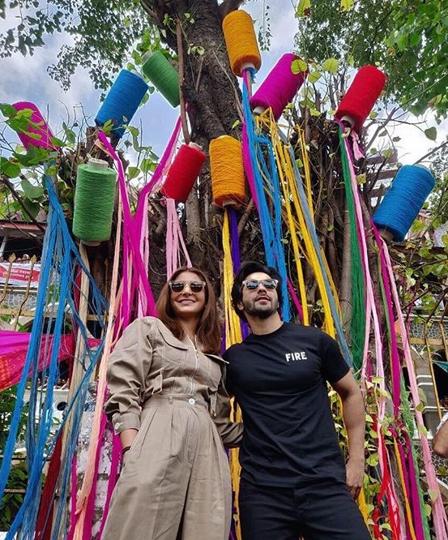 Sui Dhaaga actors Anushka Sharma, Varun Dhawan yarn bomb Mumbai