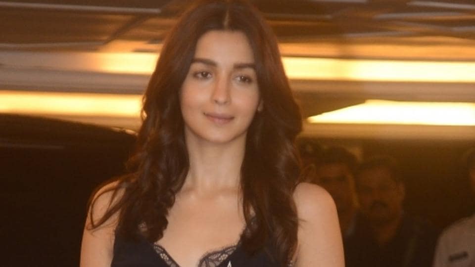 Alia Bhatt Xxx Video D - Alia Bhatt recalls watching Sadak as a child: I was shocked when daddy  threw my mom out of a window | Bollywood - Hindustan Times