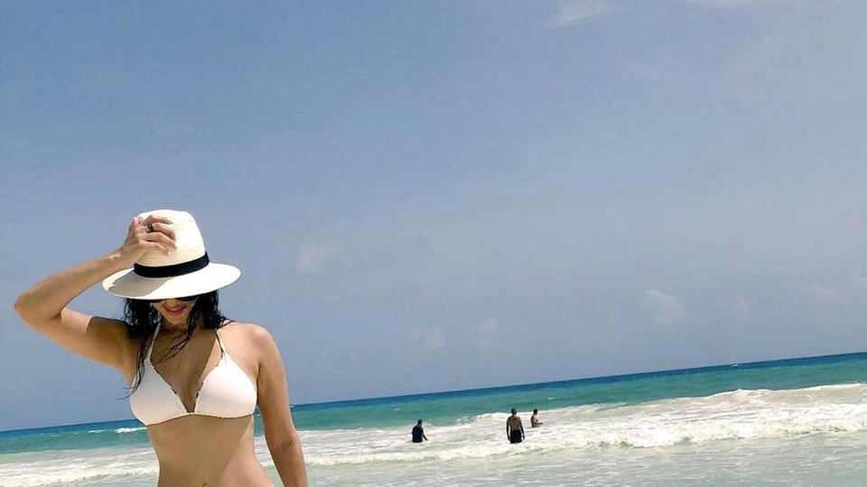 Bikini Wax Sunny Xxx - Sunny Leone hits the beach on romantic Mexico vacation with husband in new  pics | Bollywood - Hindustan Times