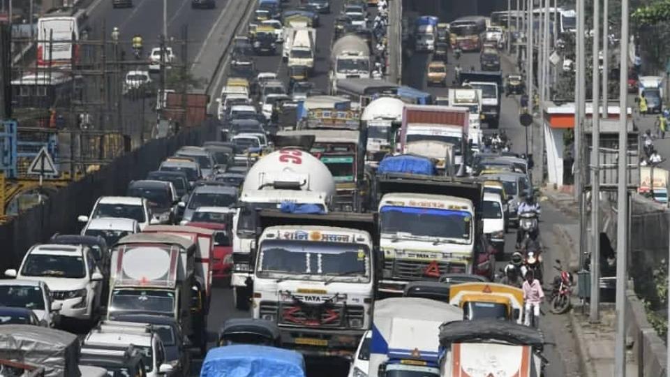 Traffic jam chokes parts of Mumbai’s Western Express Highway | Mumbai ...