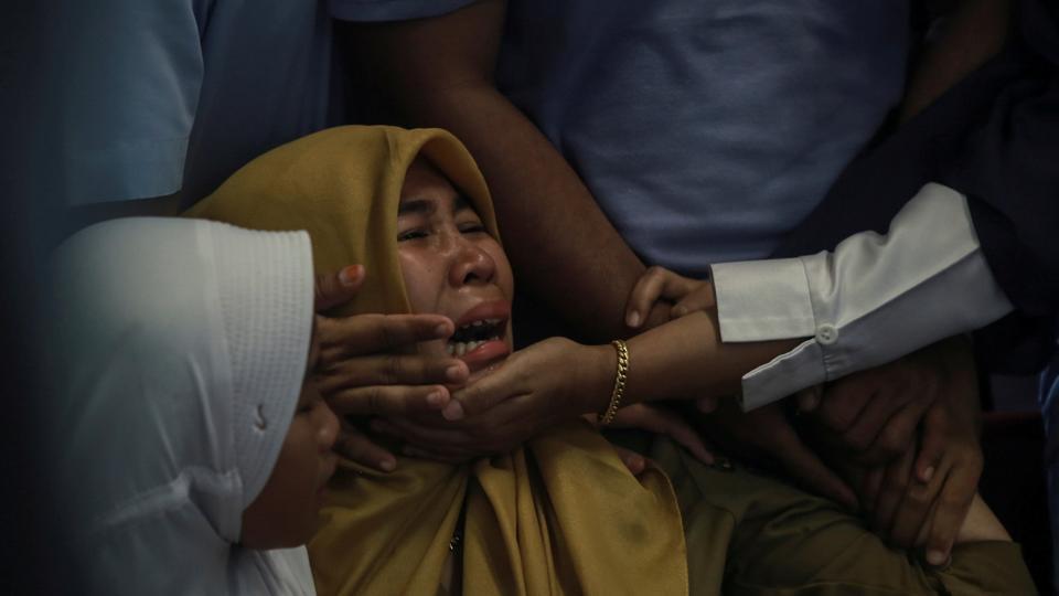 Pencarian dan penyelamatan Indonesia mengatakan ‘kemungkinan’ semua 189 penumpang di pesawat itu tewas dalam kecelakaan jet