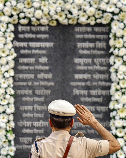 On 10th Anniversary Of 2611 Terror Attacks Mumbai Salutes Its Heroes Mumbai News Hindustan