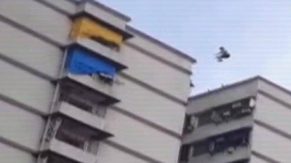 Watch Uk Based Parkour Athlete Jumps Roof Of 14 Storey Building In Mumbai Detained Hindustan Times