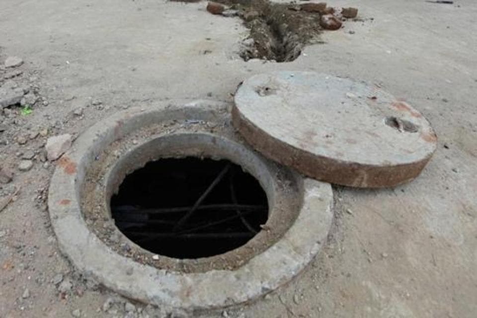 Four workers die while cleaning septic tank in TN Latest News India
