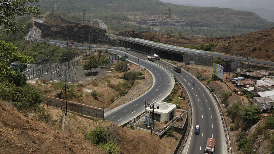 Biker dies after crashing into stationary truck on Mumbai-Pune highway