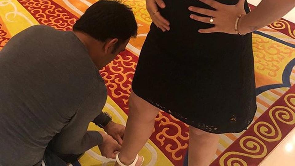 Twitter Stumped to See Humble MS Dhoni Polish His Own Shoes While Serving  Indian Army in Kashmir | SEE POSTS