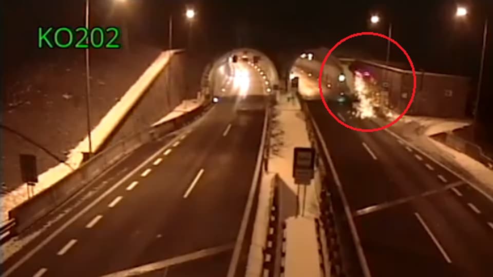 Auto letí vzduchom a naráža na strechu tunela na Slovensku Vodič prežije strašnú nehodu  Bežné