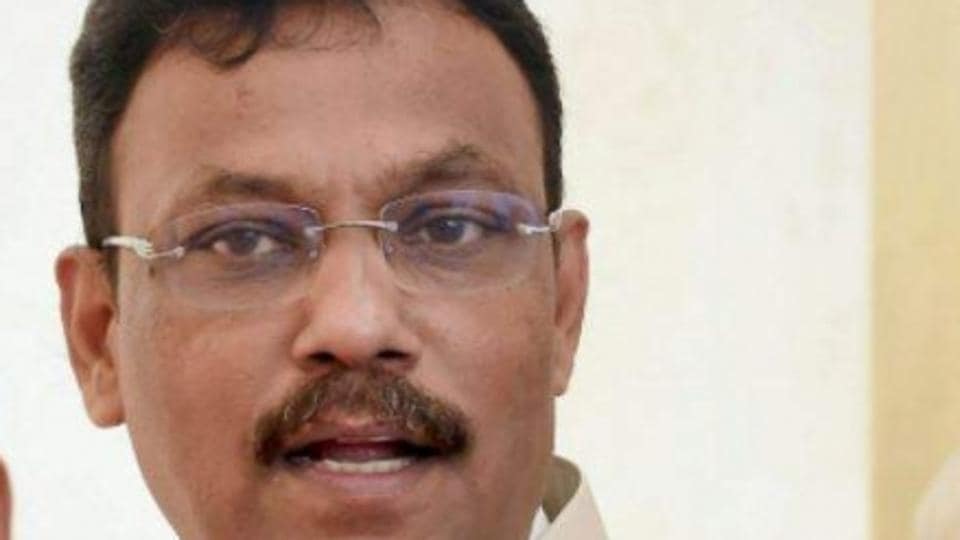 Maharashtra student alleges education minister Vinod Tawde ordered his arrest