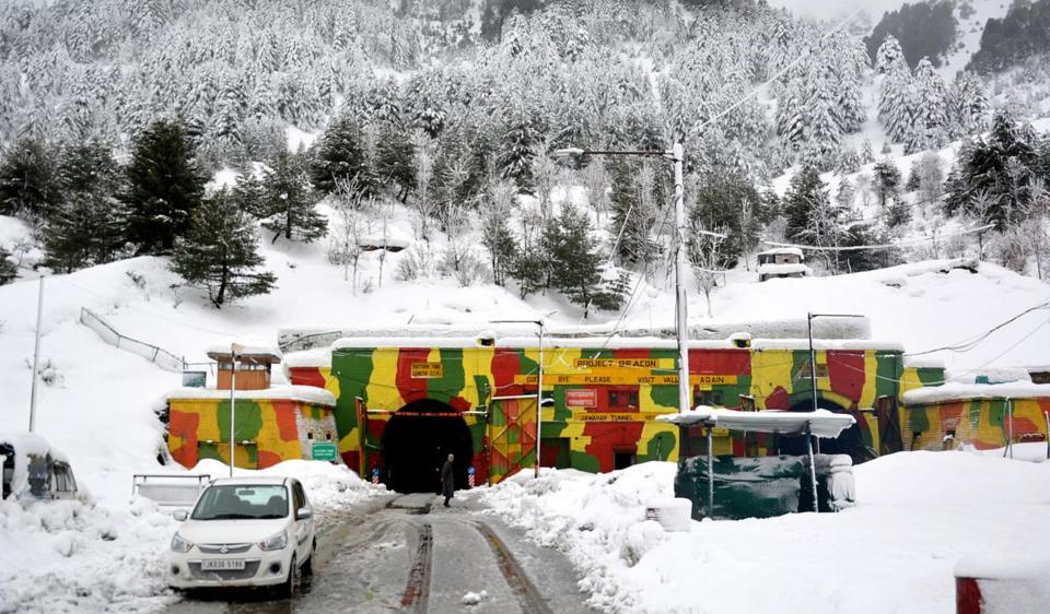 Avalanche hits Jawahar tunnel, JammuSrinagar National Highway closed