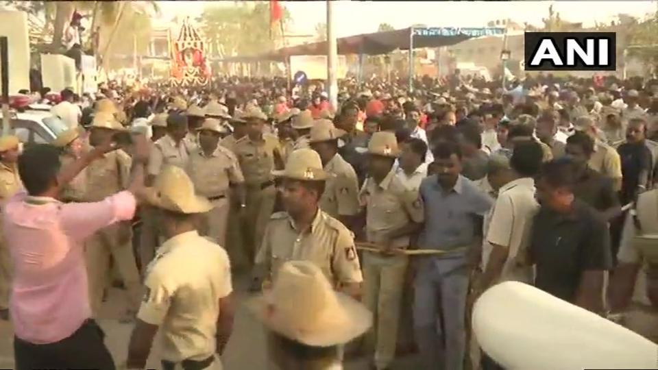 Thousands pay homage to Tumakuru seer Shivakumara Swami at state ...