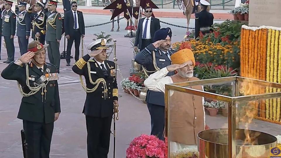 Prime Minister Narendra Modi paying tribute at the Amar Jawan Jyoti in Delhi on the occasion of 70th Republic Day in 2019.
